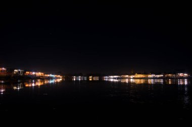Dal Gölü 'nün gece manzarası. Güzel yüzen evler ve göldeki su üzerindeki parlak yansımaları sadece görünür bir şeydir..