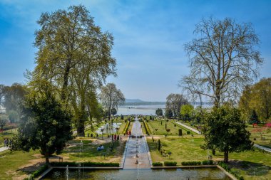 Nishat Garden, Srinagar, Hindistan: 31 Mart 2018 - Srinagar Dal Gölü ile Nishat Garden 'ın görkemli manzarası güneşli bir sabah