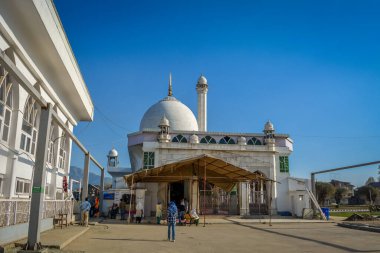 Lale Bahçesi, Srinagar, Hindistan: 31 Mart 2018 - Turistler güneşli bir ilkbahar öğleden sonrasında çiçek açmış lale çiçeklerinin harika manzarasının keyfini çıkarıyorlar