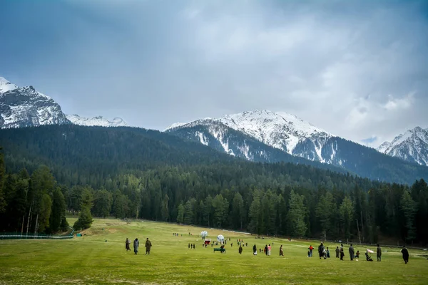 Baisaran Valley Jammu Kashmir India March 2019 Tourists Enjoying Lush — Stock Photo, Image