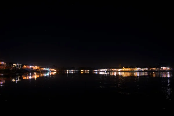 达尔湖的夜景 漂亮的游艇和它们在湖面上闪闪发光的倒影 是唯一看得见的东西 — 图库照片