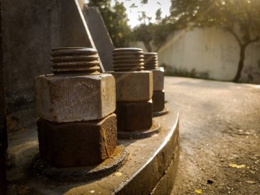 Kule direklerinden birine destek ve destek için cıvatalar. 