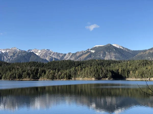 Εκπληκτική Θέα Της Λίμνης Eibsee Βουνά Στο Παρασκήνιο Και Τις — Φωτογραφία Αρχείου