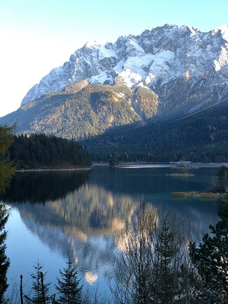 Splendida Vista Sul Lago Eibsee Con Montagne Sullo Sfondo Loro — Foto Stock