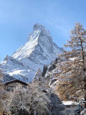 İsviçre, Zermatt 'tan Matterhorn' un karla kaplı bir fotoğrafı..