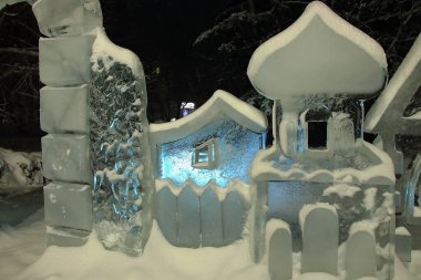 Parkta yeni buzdan heykel