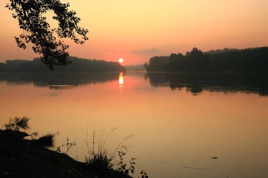 Büyük Sibirya nehri üzerinde turuncu şafak.