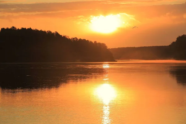 Orangefarbene Morgendämmerung Über Dem Großen Sibirischen Fluss Bija — Stockfoto