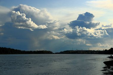 Nehrin üzerindeki bulutlar