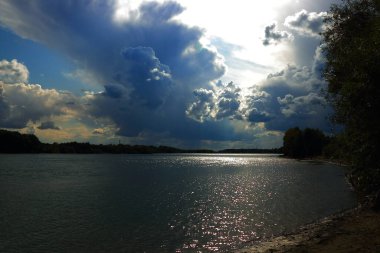 Biya Nehri üzerinde yaz şafağı