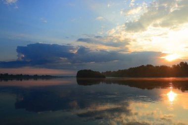 Biya Nehri üzerinde yaz şafağı