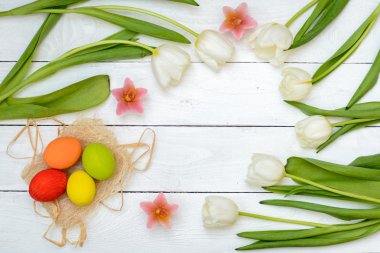 Paskalya yumurtası ve çiçekleri