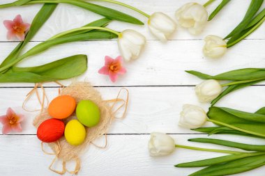 Paskalya yumurtası ve çiçekleri
