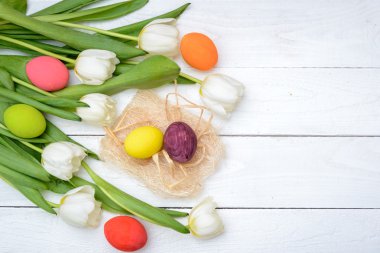 Paskalya yumurtası ve çiçekleri