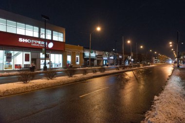 Toronto, ON, Kanada 25 Aralık 2020. Toronto şehir merkezindeki gece yağmuru sokak manzarası. Koronavirüs yüzünden, karantina ilan edildi ve sokaklarda hiç insan yok..