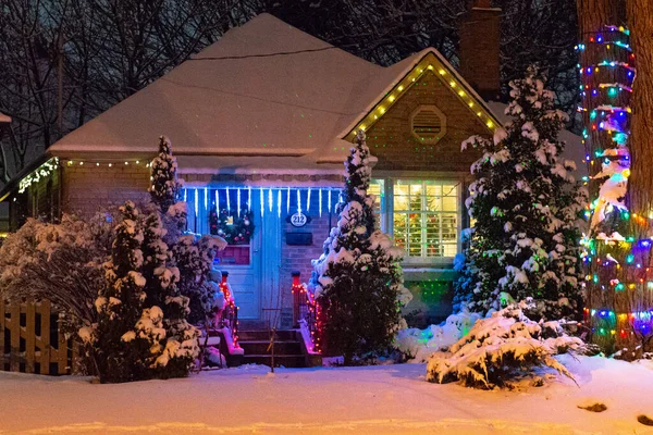 Noel için ışıklarla süslenmiş bir ev.