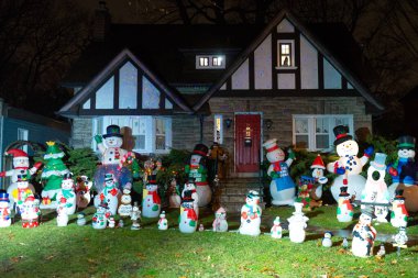 Toronto, ON, Kanada 25 Aralık 2020 - Toronto 'da Noel için ışıklandırılmış ev