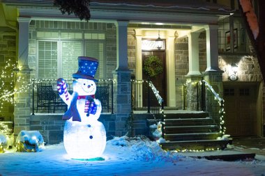 Toronto, ON, Kanada 25 Aralık 2020 - Toronto 'da Noel için ışıklandırılmış ev