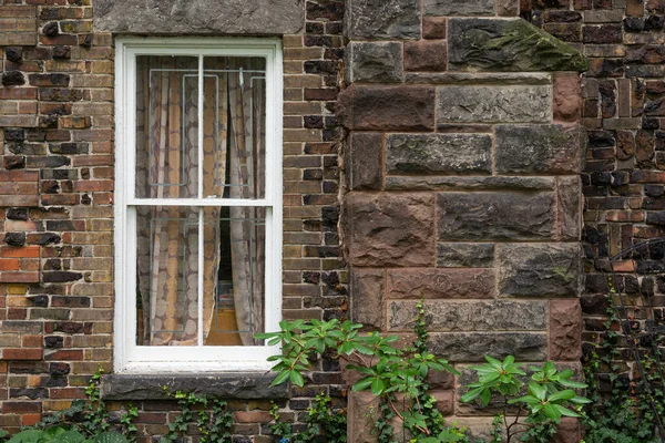 Kahverengi bloklar duvarındaki beyaz pencereye bak