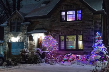 Toronto, ON, Kanada 25 Aralık 2020 - Toronto 'da Noel için ışıklandırılmış ev