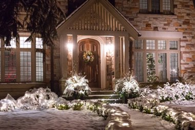 Toronto, ON, Kanada 25 Aralık 2020 - Toronto 'da Noel için ışıklandırılmış ev