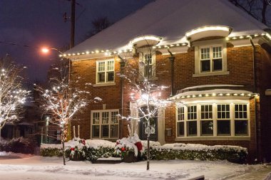 Toronto, ON, Kanada 25 Aralık 2020 - Toronto 'da Noel için ışıklandırılmış ev