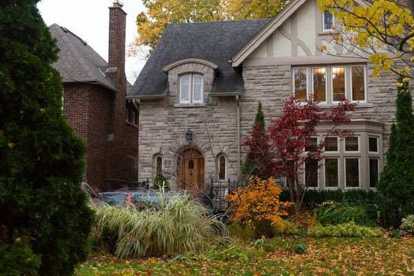 Vista Lateral Frontal Uma Pequena Casa Pedra Com Folhagem Outono — Fotografia de Stock