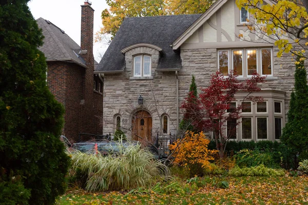 Achteraanzicht Van Een Klein Stenen Huisje Met Herfstblad Tuin — Stockfoto