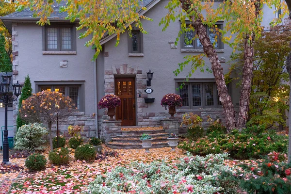 Achteraanzicht Van Een Klein Stenen Huisje Met Herfstblad Tuin — Stockfoto