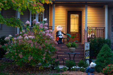 Toronto, ON, Kanada - 25 Ekim 2020: Toronto, Kanada 'da Cadılar Bayramı dekore edilmiş güzel bir evin akşam manzarası.