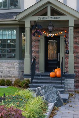 Toronto, ON, Kanada - 25 Ekim 2020: Toronto, Kanada 'da Cadılar Bayramı dekore edilmiş güzel bir evin akşam manzarası.