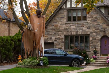 Toronto, ON, Kanada - 25 Ekim 2020: Toronto, Kanada 'da Cadılar Bayramı dekore edilmiş güzel bir evin akşam manzarası.