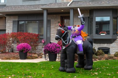 Toronto, ON, Kanada - 25 Ekim 2020: Toronto, Kanada 'da Cadılar Bayramı dekore edilmiş güzel bir evin akşam manzarası.