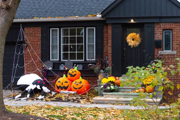 캐나다 Canada October 2020 Evening View Beautiful Halloween Ornamented House — 스톡 사진