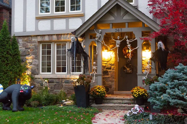Toronto Kanada Października 2020 Wieczorny Widok Piękny Dom Urządzony Halloween — Zdjęcie stockowe