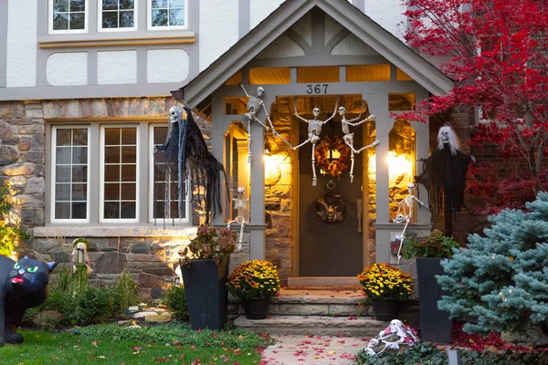 Toronto Kanada Października 2020 Wieczorny Widok Piękny Dom Urządzony Halloween — Zdjęcie stockowe