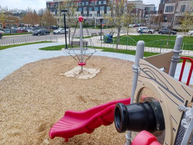 Toronto, Ontario, Kanada - 2 Temmuz 2024: Güneşli bir günde çocukların oyun parkına bakın
