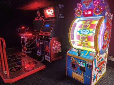 Toronto, ON, Kanada - 7 Ekim 2025: Çeşitli renkli atari makineleri eğlence merkezinde arka arkaya dururlar.