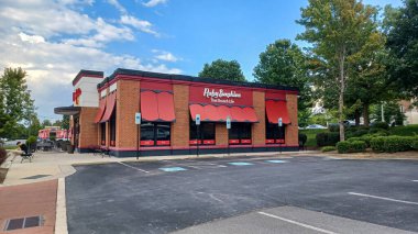 Charlotte, NC, ABD - 10 Ekim 2025: Açık renkli kaplamalı ve tuğla aksanlı modern bir otel binası.