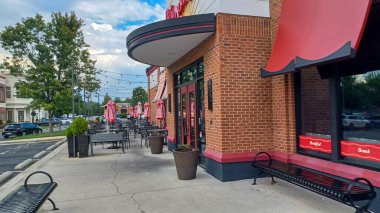 Charlotte, NC, ABD - 10 Ekim 2025: Açık renkli kaplamalı ve tuğla aksanlı modern bir otel binası.