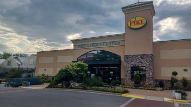 Charlotte, NC, ABD - 10 Ekim 2025: Açık renkli kaplamalı ve tuğla aksanlı modern bir otel binası.