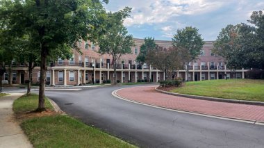 Charlotte, NC, ABD - 10 Ekim 2025: Açık renkli kaplamalı ve tuğla aksanlı modern bir otel binası.