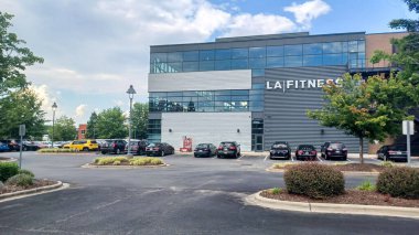 Charlotte, NC, ABD - 2 Ekim 2025: Los Angeles Spor Salonu 'nun modern cam dış cephesinde büyük harfler ve park halindeki arabalar yer almaktadır..