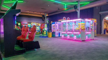 Toronto, ON, Kanada - 7 Ekim 2025: Çeşitli renkli atari makineleri eğlence merkezinde arka arkaya dururlar.