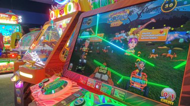 Toronto, ON, Kanada - 7 Ekim 2025: Çeşitli renkli atari makineleri eğlence merkezinde arka arkaya dururlar.