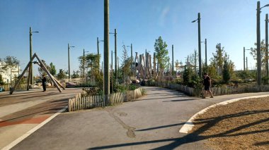 Toronto, ON, Kanada - 15 Ekim 2025: Ahşap direkler ve kayalarla modern Biidaasige Park manzarası