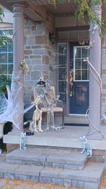 Toronto, Kanada - 12 Ekim 2025 Cadılar Bayramı için bir sundurma iskeletler, örümcek ağları ve şenlik sahnesi yaratan ürkütücü aksesuarlarla süslenmiştir..