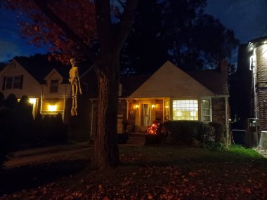 Toronto, ON, Kanada 31 Ekim 2024: Çimlerde ve balkonda parlayan Cadılar Bayramı şişme bebekleri, hayaletler, balkabakları ve ürkütücü bir ağaç...