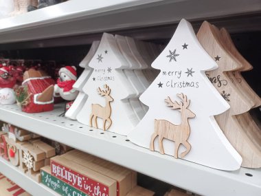 Toronto, On, Kanada - Aralık 2024 Dollarama mağazasındaki Noel süslemeleri ile raflara bakın