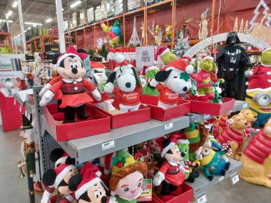 Toronto, On, Kanada - Aralık 2024: Home Depot 'taki Noel süslemeleri ile raflara bakın